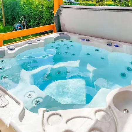 Holiday home Stunning In With Jacuzzi